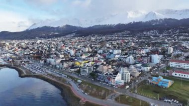 Tierra Del Fuego Arjantin 'deki Ushuaia' da Patagonya Skyline. Doğa manzarası. Geçmişe Seyahat. Şehir merkezindeki şehir manzarası. Patagonya Ushuaia 'da Skyline Tierra Del Fuego Arjantin.