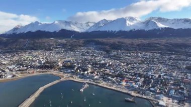 Ushuaia Skyline Tierra Del Fuego Arjantin Ushuaia 'da. Kar Tepeli Dağlar Manzarası. Patagonya arka planı. Şehir merkezindeki şehir manzarası. Ushuaia Skyline Tierra Del Fuego Arjantin Ushuaia 'da.