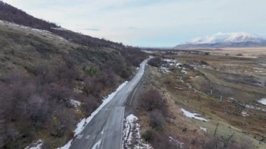 Santa Cruz Arjantin 'deki El Calafate' de Patagonya Skyline. Karlı Dağlar. Yol gezisi sahnesi. Santa Cruz Arjantin. Kış Yolculuğu. Santa Cruz Arjantin 'deki El Calafate' de Patagonya Skyline.