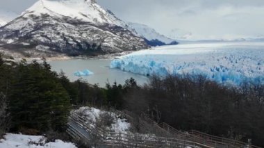 Santa Cruz Arjantin 'deki El Calafate' de Perito Moreno Buzulu. Göz kamaştırıcı manzara. Los Glaciares Ulusal Parkı. Buzdağı Arkaplanı. Santa Cruz Arjantin 'deki El Calafate' deki Perito Moreno Buzulu.