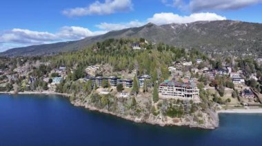 Bariloche Skyline Rio Negro Arjantin 'deki San Carlos de Bariloche' de. Sahne Suyu. Şehir merkezinde. Çarpıcı şehir manzarası. Bariloche Skyline Rio Negro Arjantin 'de San Carlos de Bariloche' de.