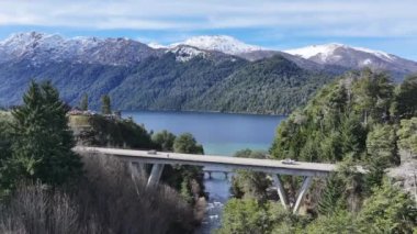 Neuquen Arjantin 'deki Villa La Angostura' da Ruta 40 yolu. Karlı Dağlar. Angostura Köyü. Yolculuk Yolculuğu. Ruta 40 Yolu Neuquen Arjantin 'deki Villa La Angostura' da.