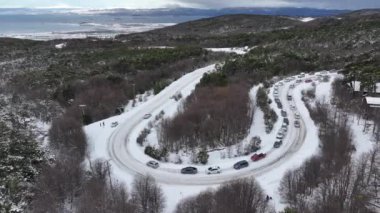 Tierra Del Fuego Arjantin 'deki Ushuaia' da kar kapaklı yol. Karlı Dağlar. Buzul Manzarası. Tierra Del Fuego Arjantin. Kış Arkaplanı. Tierra Del Fuego Arjantin 'de Ushuaia' da Karlı Yol.