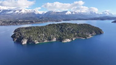 Bariloche Skyline Rio Negro Arjantin 'deki San Carlos de Bariloche' de. Sahne Suyu. Şehir merkezinde. Çarpıcı şehir manzarası. Bariloche Skyline Rio Negro Arjantin 'de San Carlos de Bariloche' de.