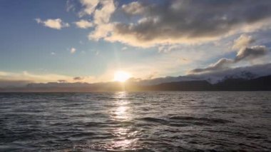 Tierra Del Fuego Arjantin 'deki Ushuaia' da Sunset Körfezi Suyu. İnanılmaz Bay Water. Deniz Gezisi. Tekne Teknesi Sahnesi. Tierra Del Fuego Arjantin 'deki Ushuaia' da Günbatımı Körfezi Suyu.
