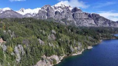 Bariloche Skyline Rio Negro Arjantin 'deki San Carlos de Bariloche' de. Karlı Dağlar. Chico Circuit. Geçmişe Seyahat. Bariloche Skyline Rio Negro Arjantin 'de San Carlos de Bariloche' de.