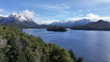 Rio Negro Arjantin 'deki Bariloche' de Patagonya Skyline. Kar Tepeli Dağ. Chico Circuit. Bariloche Arjantin. Kış Yolculuğu. Rio Negro Arjantin 'deki Bariloche' de Patagonya Skyline.