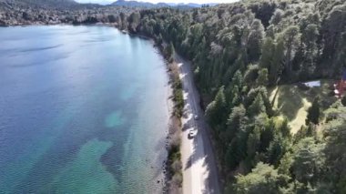 Rio Negro Arjantin, Bariloche 'deki Patagonya Yolu. Karlı Dağ. Göl manzarası. Rio Zenci Arjantin. Kış Yolculuğu. Rio Negro Arjantin 'deki Bariloche' de Patagonya Yolu.