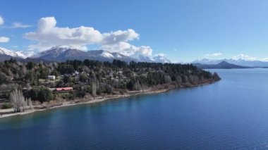 Bariloche Skyline Rio Negro Arjantin 'deki San Carlos de Bariloche' de. Sahne Suyu. Şehir merkezinde. Çarpıcı şehir manzarası. Bariloche Skyline Rio Negro Arjantin 'de San Carlos de Bariloche' de.