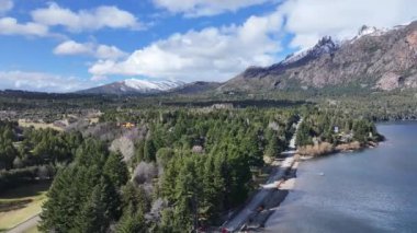 Bariloche Skyline Rio 'daki Bariloche Arjantin' de. Karlı Dağ. Göl manzarası. Rio Zenci Arjantin. Kış Yolculuğu. Bariloche Skyline Rio 'daki Bariloche' de Zenci Arjantin.