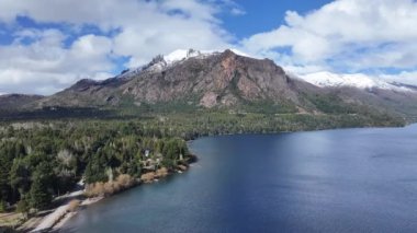 Rio Negro Arjantin, Bariloche 'deki Gutierrez Gölü. Karlı Dağ. Göl manzarası. Rio Zenci Arjantin. Kış Yolculuğu. Rio Negro Arjantin 'deki Bariloche' de Gutierrez Gölü.