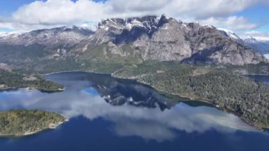 Rio Negro Arjantin 'deki San Carlos de Bariloche' de Chico Circuit. Karlı Dağlar. Chico Circuit. Tatil seyahatleri. Chico Circuit San Carlos De Bariloche Rio Zenci Arjantin 'de.