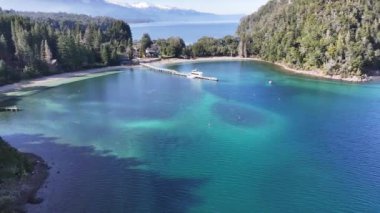 Patagonia Skyline Neuquen Arjantin 'deki Villa La Angostura' da. Karlı Dağlar. Angostura Köyü. Tatil seyahatleri. Patagonya Skyline Neuquen Arjantin 'deki Villa La Angostura' da.