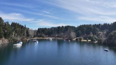 San Patricio Körfezi Neuquen Arjantin 'deki Villa La Angostura' da. Kar Tepeli Dağlar. Angostura Köyü. Kış Yolculuğu. San Patricio Körfezi Neuquen Arjantin 'deki Villa La Angostura' da.