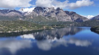 Rio Negro Arjantin 'deki Bariloche' de Patagonya Skyline. Kar Tepeli Dağ. Chico Circuit. Bariloche Arjantin. Kış Yolculuğu. Rio Negro Arjantin 'deki Bariloche' de Patagonya Skyline.