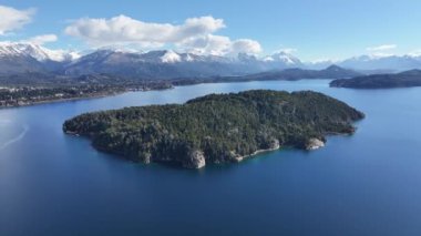 Bariloche Skyline Rio Negro Arjantin 'deki San Carlos de Bariloche' de. Sahne Suyu. Şehir merkezinde. Çarpıcı şehir manzarası. Bariloche Skyline Rio Negro Arjantin 'de San Carlos de Bariloche' de.