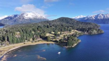 Rio Negro Arjantin 'deki Bariloche' de Patagonya Skyline. Kar Tepeli Dağ. Chico Circuit. Bariloche Arjantin. Kış Yolculuğu. Rio Negro Arjantin 'deki Bariloche' de Patagonya Skyline.