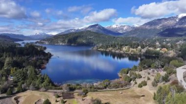 Bariloche Skyline Rio Negro Arjantin 'deki San Carlos de Bariloche' de. Karlı Dağlar. Chico Circuit. Geçmişe Seyahat. Bariloche Skyline Rio Negro Arjantin 'de San Carlos de Bariloche' de.