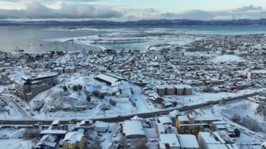 Ushuaia Skyline Tierra Del Fuego Arjantin Ushuaia 'da. Kar Tepeli Dağ. Turizm Tarihi Yer. Doğa manzarası. Ushuaia Skyline Tierra Del Fuego Arjantin Ushuaia 'da.