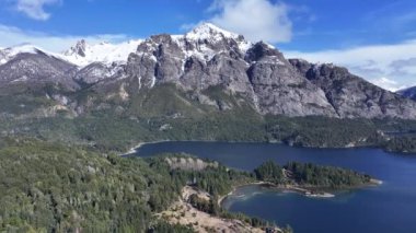 Rio Negro Arjantin 'deki Bariloche' de Patagonya Skyline. Kar Tepeli Dağ. Chico Circuit. Bariloche Arjantin. Kış Yolculuğu. Rio Negro Arjantin 'deki Bariloche' de Patagonya Skyline.