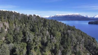 Patagonia Skyline Neuquen Arjantin 'deki Villa La Angostura' da. Kar Tepeli Dağlar. Angostura Köyü. Kış Yolculuğu. Patagonya Skyline Neuquen Arjantin 'deki Villa La Angostura' da.