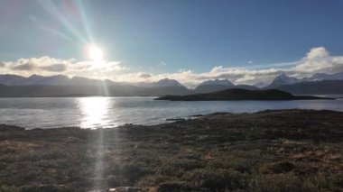 Tierra Del Fuego Arjantin 'deki Ushuaia Denizcilik. İnanılmaz Bay Water. Deniz Gezisi. Tekne Teknesi Sahnesi. Ushuaia 'da Denizcilik Seyrüsefer Tierra Del Fuego Arjantin.
