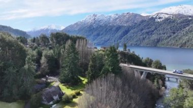 Neuquen Arjantin 'deki Villa La Angostura' da Patagonya Yolu. Karlı Dağlar. Angostura Köyü. Yolculuk Yolculuğu. Patagonya Yolu Neuquen Arjantin 'deki Villa La Angostura' da.