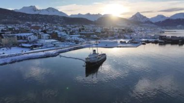 Tierra Del Fuego Arjantin 'deki Ushuaia' da Aziz Christopher Teknesi. Aziz Christopher Gemisi. Gemi Heykeli. Şehir merkezindeki şehir manzarası. Ushuaia 'da Aziz Christopher Teknesi Tierra Del Fuego Arjantin.