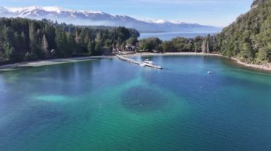 Neuquen Arjantin 'deki Villa La Angostura' da Brava Körfezi. Karlı Dağlar. Angostura Köyü. Geçmişe Seyahat. Neuquen Arjantin 'deki Villa La Angostura' da Brava Körfezi.