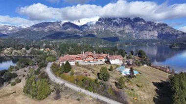 Rio Negro Arjantin, Bariloche 'deki Llao Llao Oteli. Kar Tepeli Dağ. Chico Circuit. Bariloche Arjantin. Kış Yolculuğu. Llao Llao Hotel Bariloche Rio Zenci Arjantin 'de.