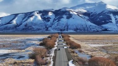 Santa Cruz Arjantin 'deki El Calafate' de Ruta 11 Yolu. Karlı Dağlar. Yol gezisi sahnesi. Santa Cruz Arjantin. Kış Yolculuğu. Santa Cruz Arjantin 'de El Calafate' de Ruta 11 Yolu.