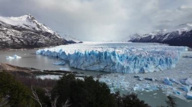 Santa Cruz Arjantin 'deki El Calafate' de Perito Moreno Buzulu. Göz kamaştırıcı manzara. Los Glaciares Ulusal Parkı. Buzdağı Arkaplanı. Santa Cruz Arjantin 'deki El Calafate' deki Perito Moreno Buzulu.