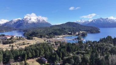 Rio Negro Arjantin 'deki Bariloche' de Patagonya Skyline. Kar Tepeli Dağ. Chico Circuit. Bariloche Arjantin. Kış Yolculuğu. Rio Negro Arjantin 'deki Bariloche' de Patagonya Skyline.