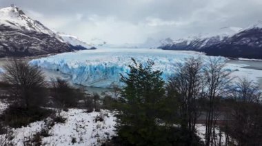 Santa Cruz Arjantin 'deki El Calafate' de Perito Moreno Buzulu. Göz kamaştırıcı manzara. Los Glaciares Ulusal Parkı. Buzdağı Arkaplanı. Santa Cruz Arjantin 'deki El Calafate' deki Perito Moreno Buzulu.