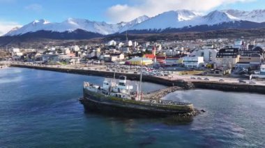 Tierra Del Fuego Arjantin 'deki Ushuaia' da Aziz Christopher Teknesi. Aziz Christopher Gemisi. Gemi Heykeli. Şehir merkezindeki şehir manzarası. Ushuaia 'da Aziz Christopher Teknesi Tierra Del Fuego Arjantin.