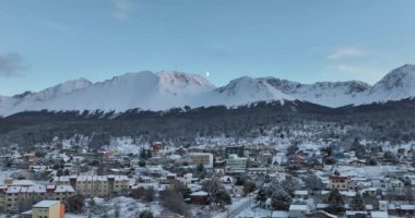 Tierra Del Fuego Arjantin 'deki Ushuaia' da kar kaplı şehir. Kar Kaplama Şehri. Turizm Tarihi Yer. Kar yağan manzara. Tierra Del Fuego Arjantin 'de Ushuaia' da Karlı Şehir.