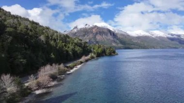 Bariloche Skyline Rio Negro Arjantin 'deki San Carlos de Bariloche' de. Karlı Dağlar. Göl manzarası. Kış Yolculuğu. Bariloche Skyline Rio Negro Arjantin 'de San Carlos de Bariloche' de.