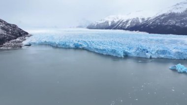 Santa Cruz Arjantin 'deki El Calafate' de Perito Moreno Buzulu. Göz kamaştırıcı manzara. Los Glaciares Ulusal Parkı. Buzdağı Arkaplanı. Santa Cruz Arjantin 'deki El Calafate' deki Perito Moreno Buzulu.