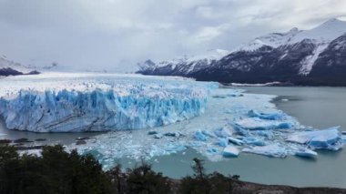 Santa Cruz Arjantin 'deki El Calafate' de Perito Moreno Buzulu. Göz kamaştırıcı bir buzul. Los Glaciares Ulusal Parkı. Buzdağı Arkaplanı. Santa Cruz Arjantin 'deki El Calafate' de Perito Moreno Buzulu.