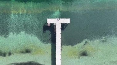 Neuquen Arjantin 'deki Villa La Angostura Limanı' nda. Karlı Dağlar. Angostura Köyü. Baba ve oğul iskelede. Neuquen Arjantin 'deki Villa La Angostura Limanı.