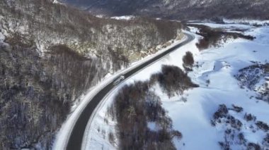 Tierra Del Fuego Arjantin 'deki Ushuaia' da Patagonya Yolu. Karlı Dağlar. Buzul Manzarası. Tierra Del Fuego Arjantin. Kış Arkaplanı. Ushuaia 'daki Patagonya Yolu Tierra Del Fuego Arjantin.