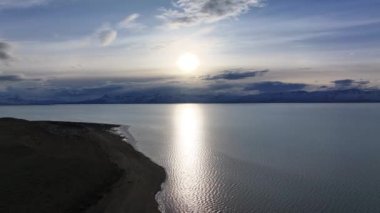 Santa Cruz Arjantin 'deki El Calafate' de Arjantin Gölü. Doğa manzarası. Çarpıcı Körfez Suyu. Santa Cruz Arjantin. Göl Arkaplanı. Santa Cruz Arjantin 'deki El Calafate' de Arjantin Gölü.