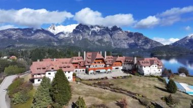 Rio Negro Arjantin, Bariloche 'deki Llao Llao Oteli. Kar Tepeli Dağ. Chico Circuit. Bariloche Arjantin. Kış Yolculuğu. Llao Llao Hotel Bariloche Rio Zenci Arjantin 'de.