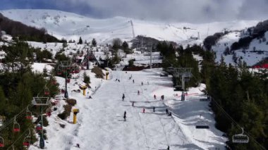 Rio Negro Arjantin 'deki Bariloche' de Cerro Katedrali. Karlı Dağ. Kayak istasyonu manzarası. Rio Zenci Arjantin. Kış sporları. Rio 'daki Bariloche Katedrali Zenci Arjantin.