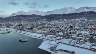 Tierra Del Fuego Arjantin 'deki Ushuaia' da kar kaplı şehir. Kar Tepeli Dağ. Turizm Tarihi Yer. Doğa manzarası. Tierra Del Fuego Arjantin 'de Ushuaia' da Karlı Şehir.