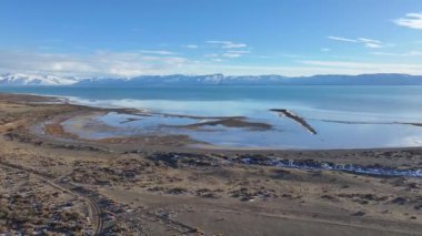 Santa Cruz Arjantin 'deki El Calafate' de Arjantin Gölü. Doğa manzarası. Çarpıcı Körfez Suyu. Santa Cruz Arjantin. Göl Arkaplanı. Santa Cruz Arjantin 'deki El Calafate' de Arjantin Gölü.