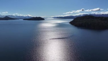 Bariloche Skyline Rio Negro Arjantin 'deki San Carlos de Bariloche' de. Sahne Suyu. Şehir merkezinde. Çarpıcı şehir manzarası. Bariloche Skyline Rio Negro Arjantin 'de San Carlos de Bariloche' de.