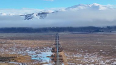 Santa Cruz Arjantin 'deki El Calafate' deki Patagonya Yolu. Karlı Dağlar. Kar Kaplama Manzarası. Santa Cruz Arjantin. Kış Arkaplanı. Santa Cruz Arjantin 'de El Calafate' de Patagonya Yolu.