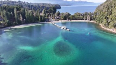 Patagonia Skyline Neuquen Arjantin 'deki Villa La Angostura' da. Kar Tepeli Dağlar. Angostura Köyü. Kış Yolculuğu. Patagonya Skyline Neuquen Arjantin 'deki Villa La Angostura' da.