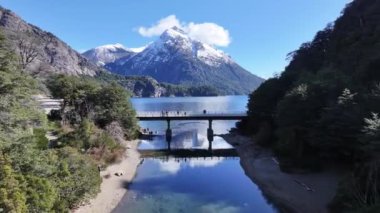 Rio Negro Arjantin, Bariloche 'deki Patagonya Yolu. Karlı Dağlar. Kar Kaplama Manzarası. Rio Zenci Arjantin. Kış Arkaplanı. Rio Negro Arjantin 'deki Bariloche' de Patagonya Yolu.